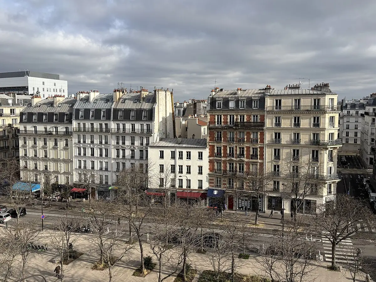 Le boulevard Pasteur vu depuis un balcon, immeubles haussmanniens en enfilade