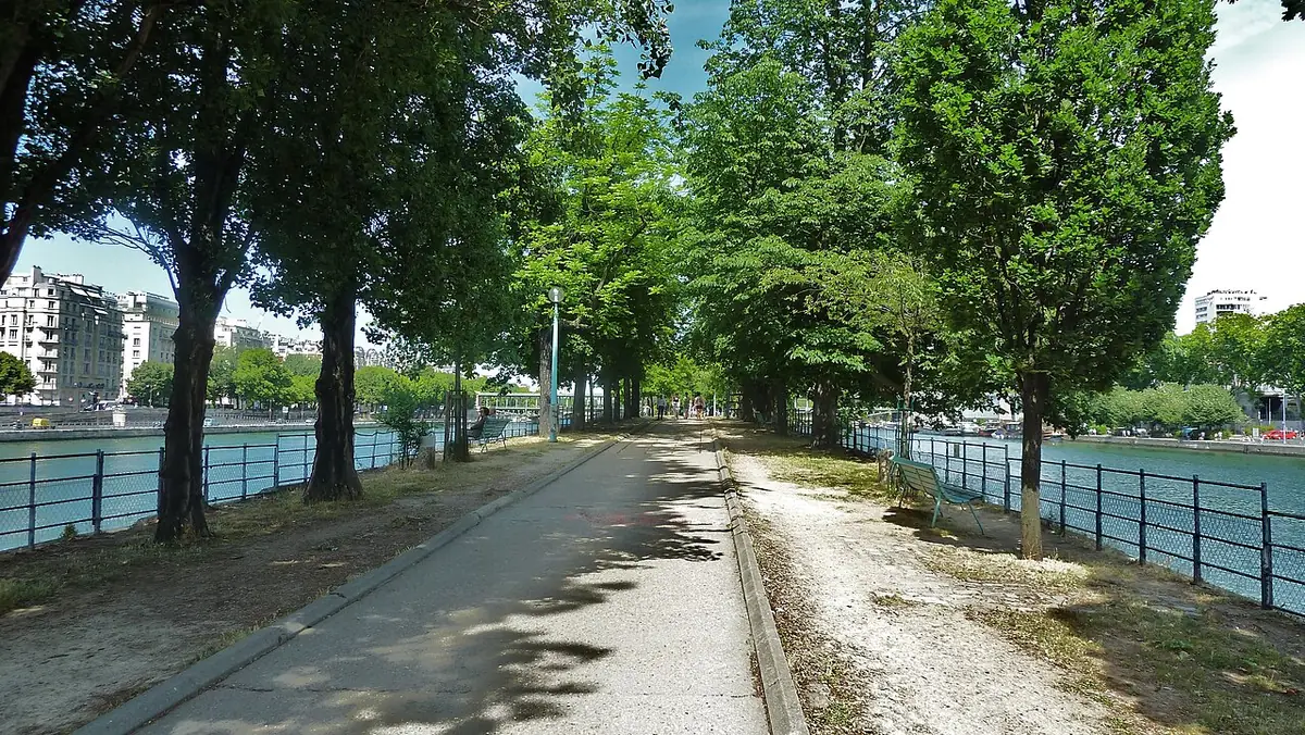 L’allée arborée de l’île aux Cygnes le long de la Seine