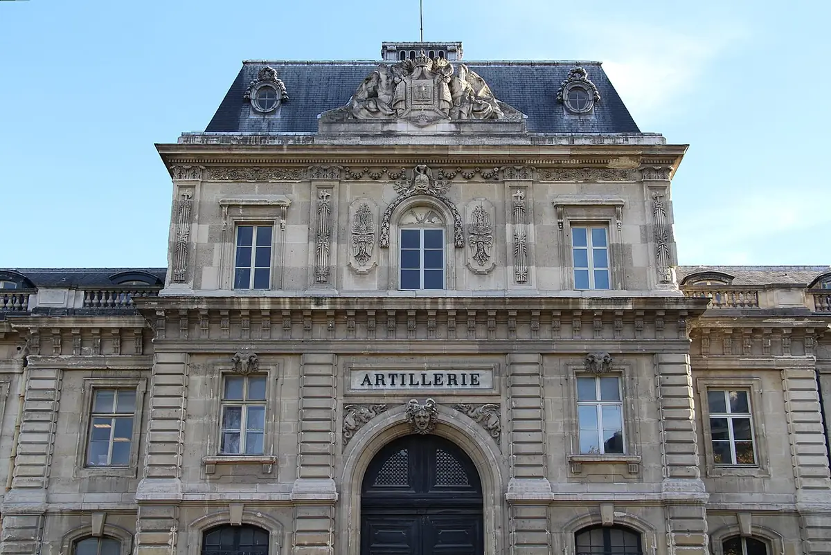 La façade de l’Artillerie, ancien bâtiment militaire près de l’École Militaire