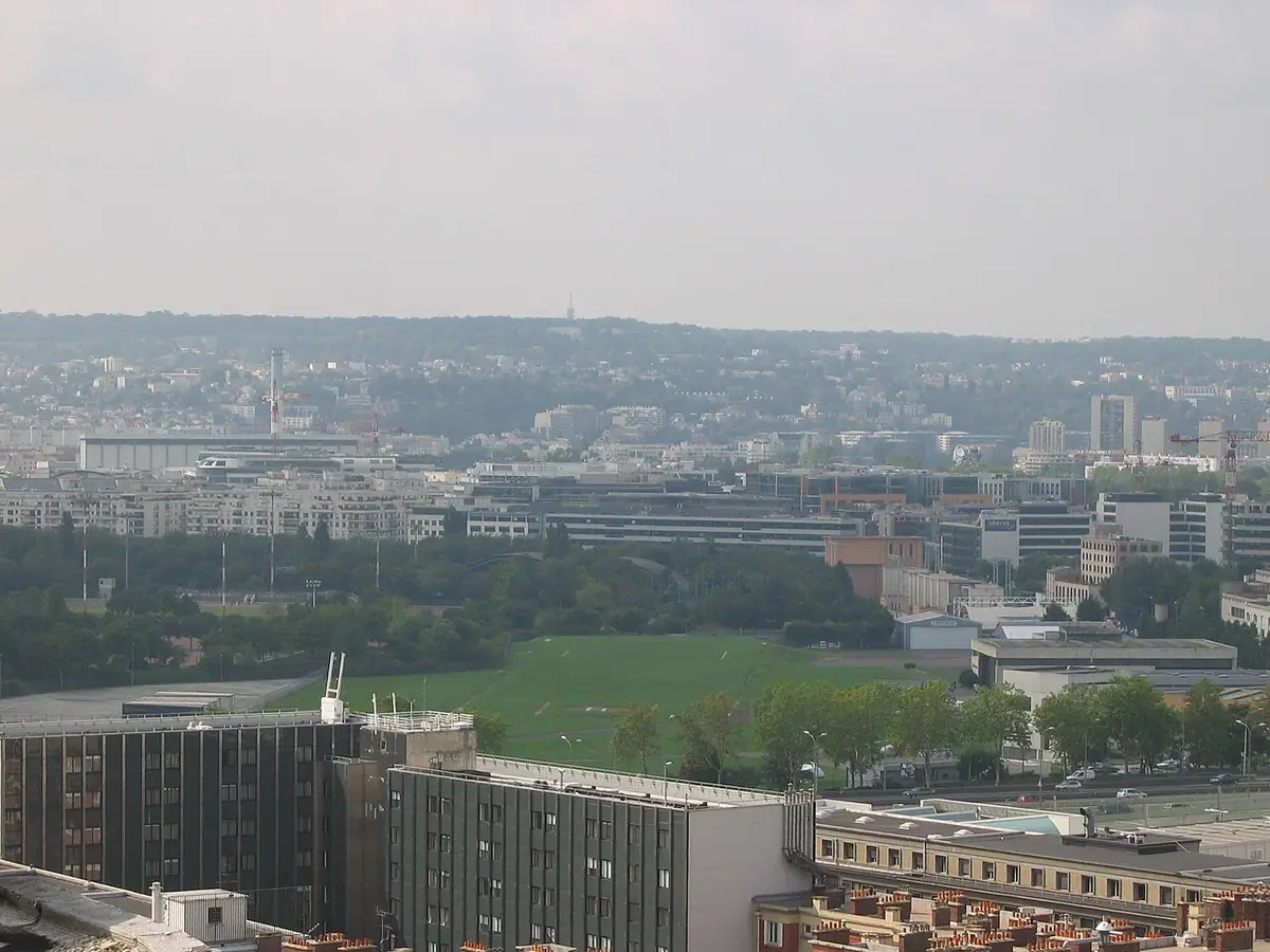 Vue aérienne sur les toits de Paris et le parc Suzanne-Lenglen en contrebas