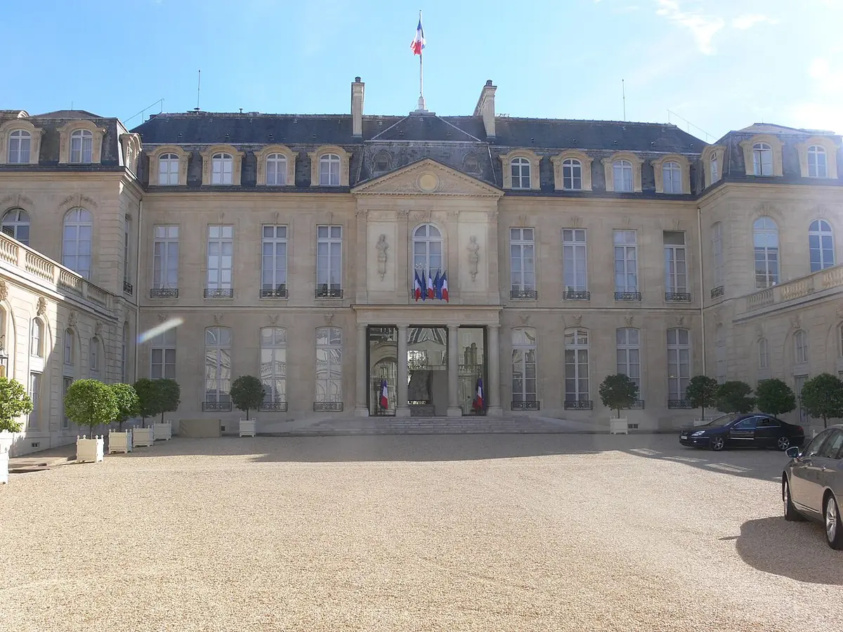 La façade du palais de l’Élysée et sa cour d’honneur, derrière les grilles