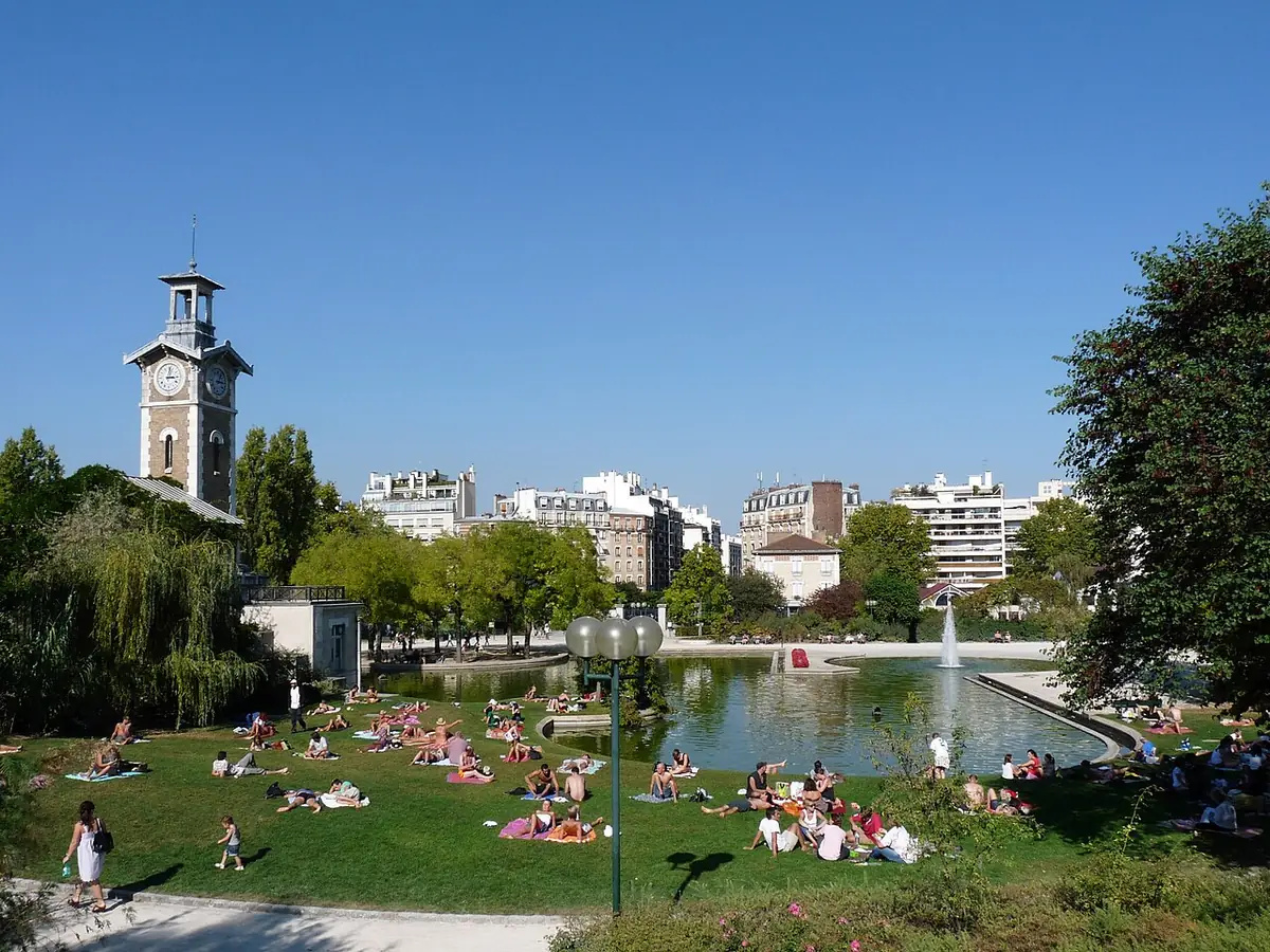 Le bassin du parc Georges-Brassens avec sa tour de l’horloge, pelouse animée