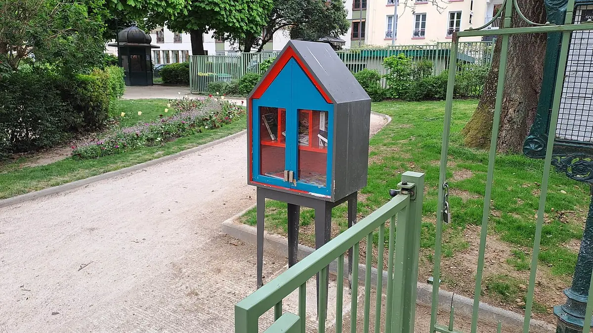 Une boîte à livres colorée installée dans le square Necker