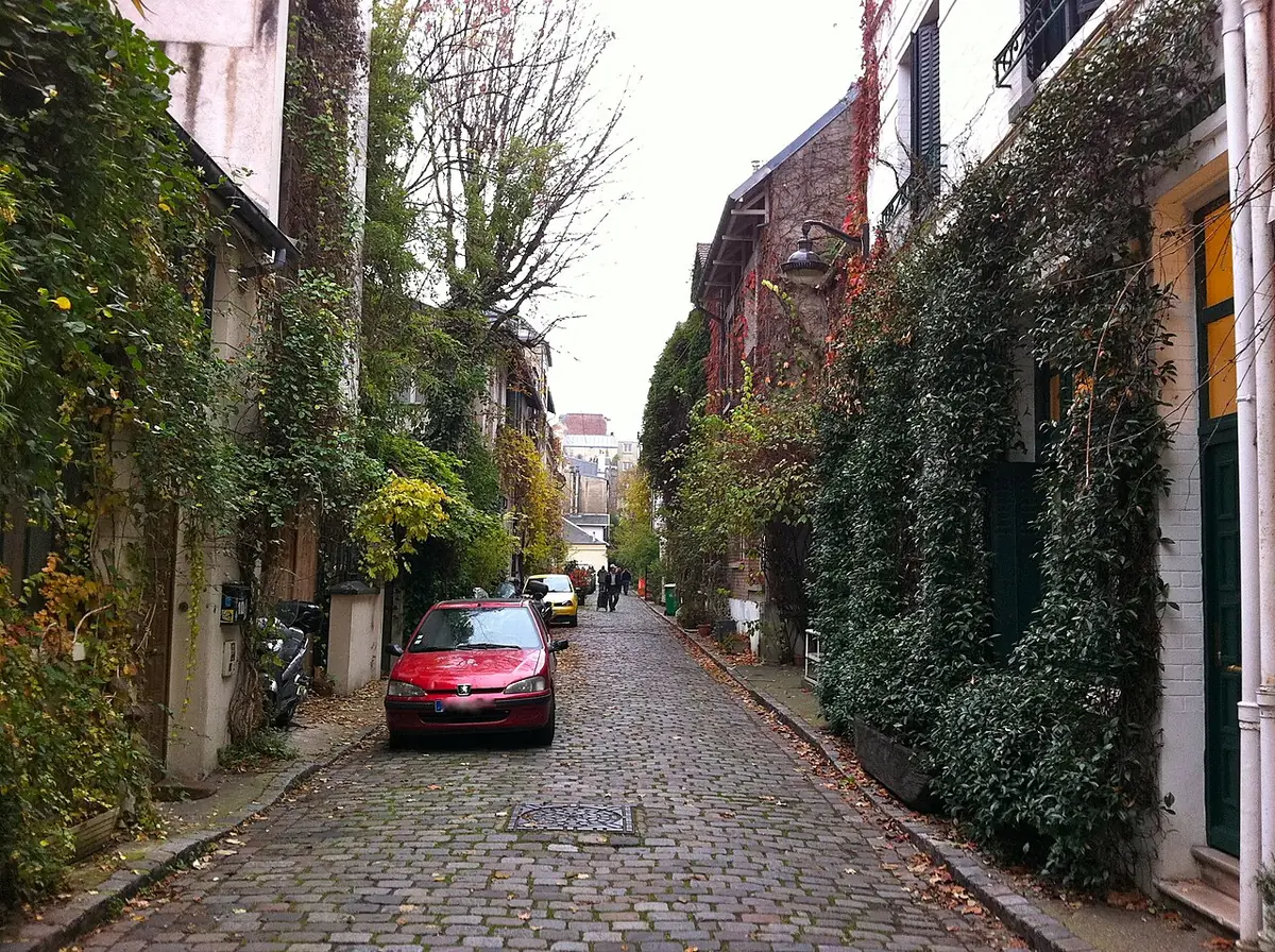 La villa Santos-Dumont, allée pavée bordée de lierre