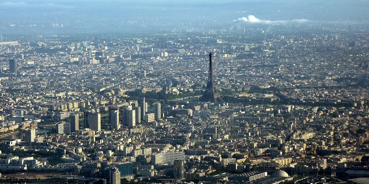 Vue aérienne du 15e arrondissement avec la tour Eiffel et les tours du Front de Seine