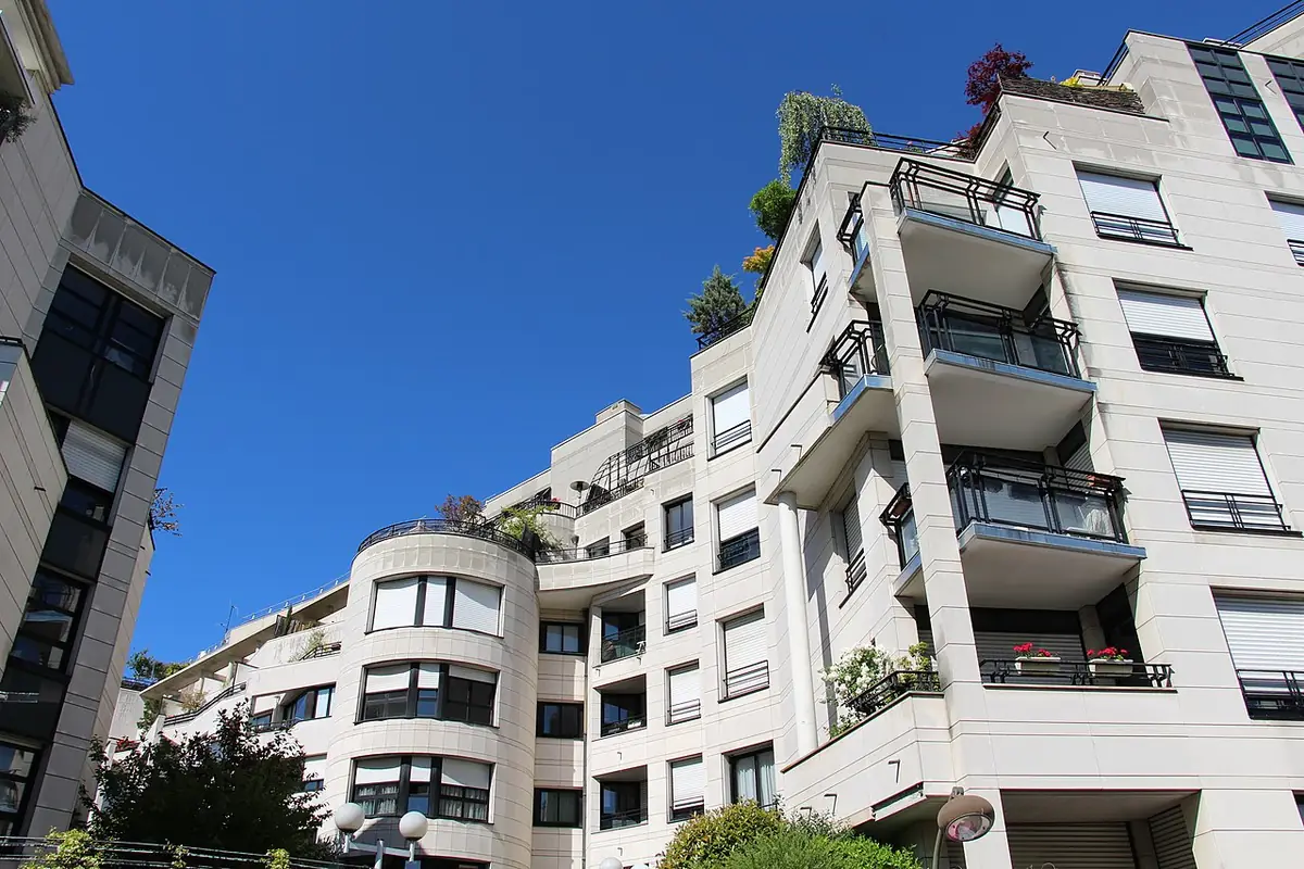 Immeuble moderne aux balcons fleuris, quartier Javel