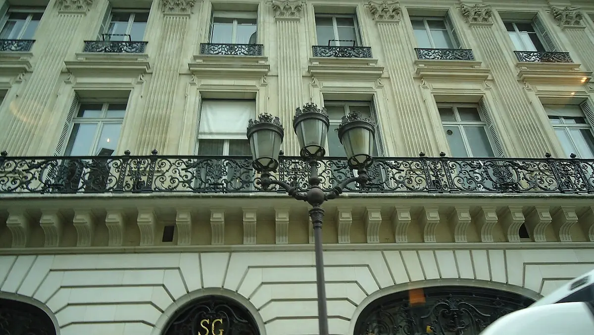 Un balcon en fer forgé sur une façade haussmannienne