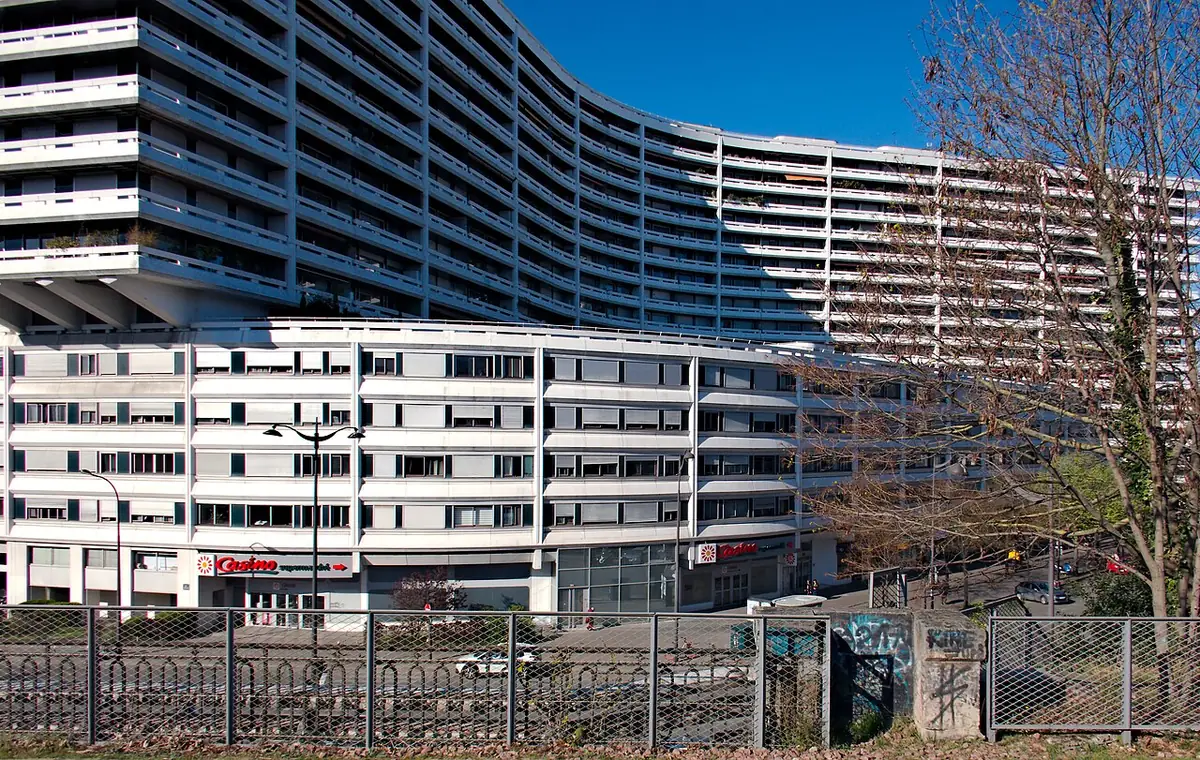 Un immeuble moderne aux façades incurvées près de Balard