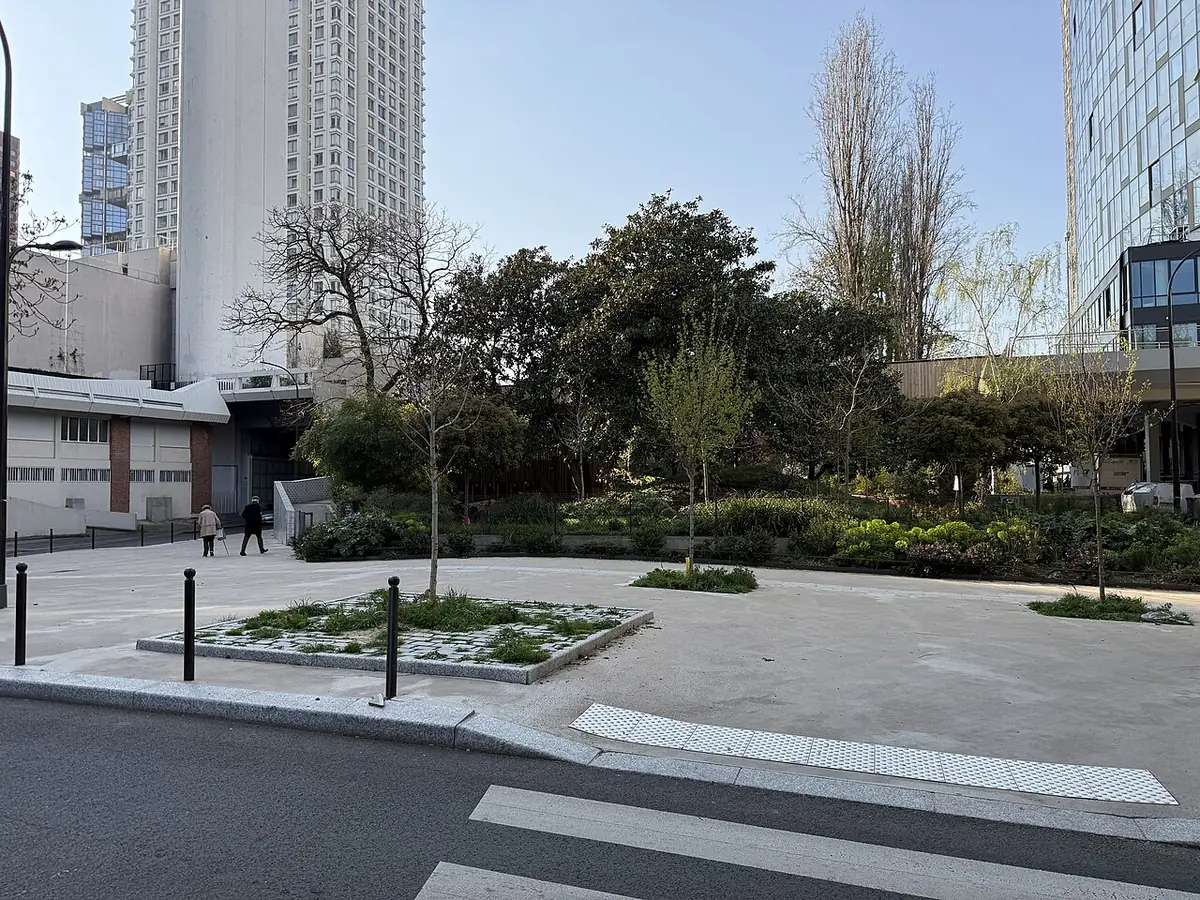 La place de Brazzaville, esplanade dégagée entourée d’immeubles modernes