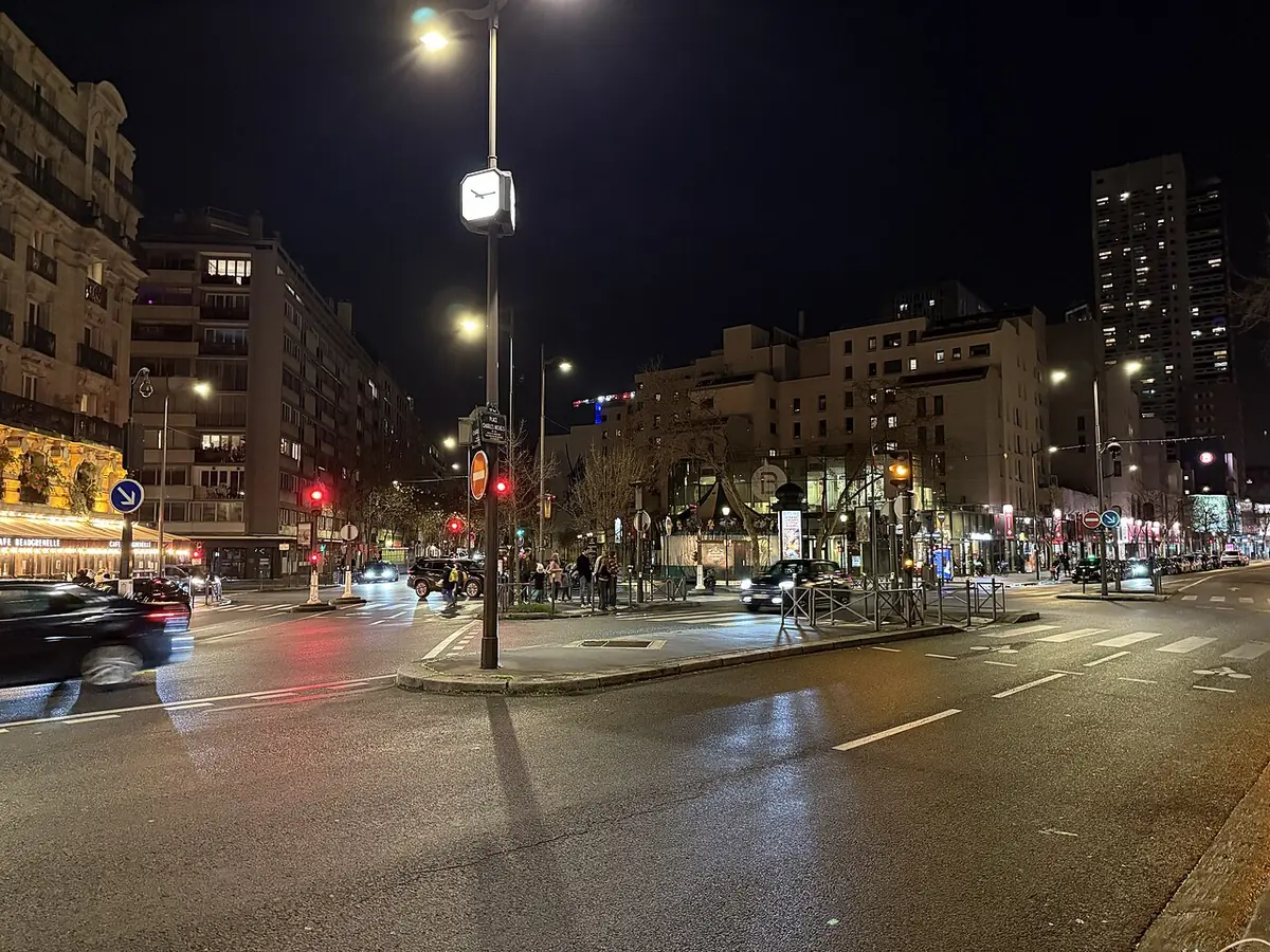 La place Charles-Michels de nuit, éclairée par les lampadaires