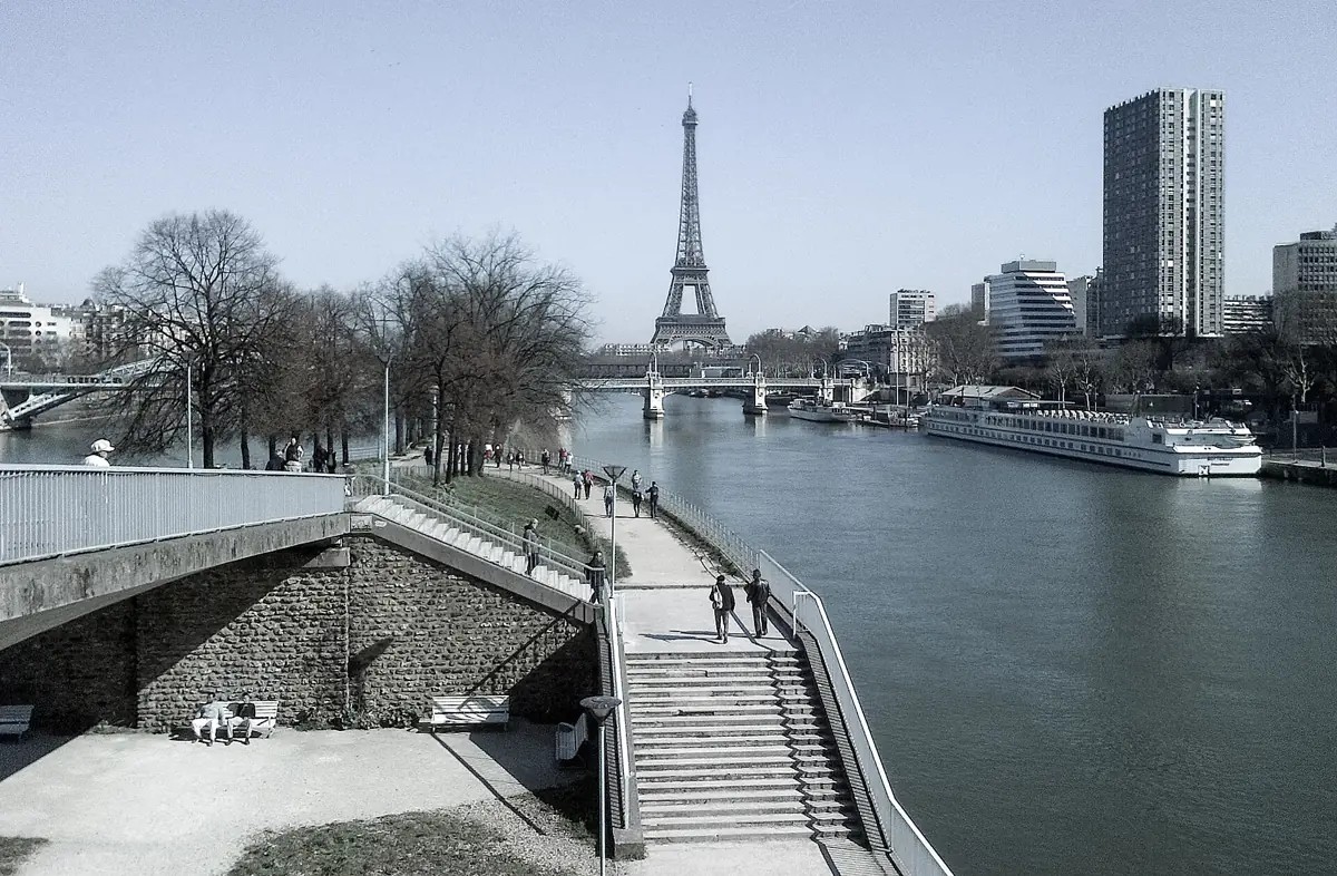 La Seine et la tour Eiffel vues depuis le pont de Grenelle