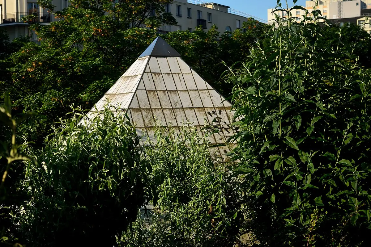 La pyramide de verre du jardin de l’Abbé-Lemire, entourée de verdure