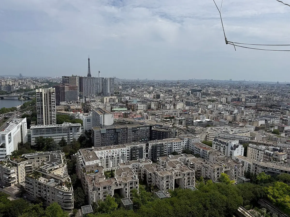 Vue aérienne du quartier depuis le ballon captif, immeubles et rues en enfilade
