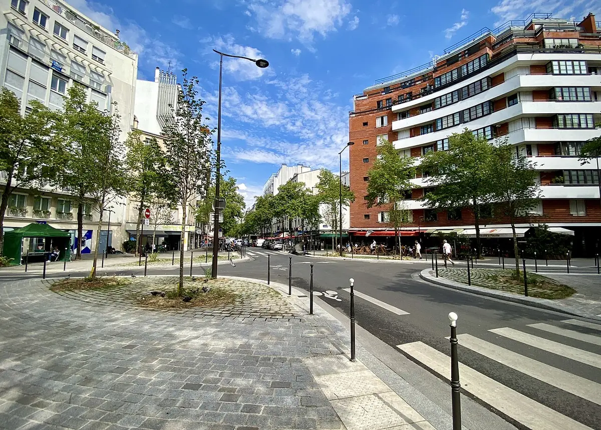 Le rond-point Saint-Charles vu depuis la rue Saint-Charles, arbres et façades