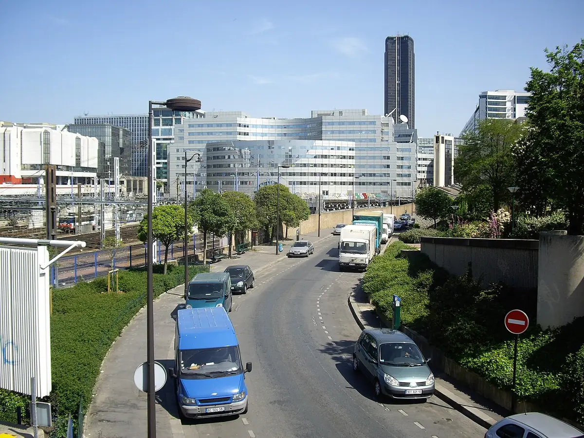 La rue Alain vue depuis la rue Vercingétorix, tour Montparnasse au fond