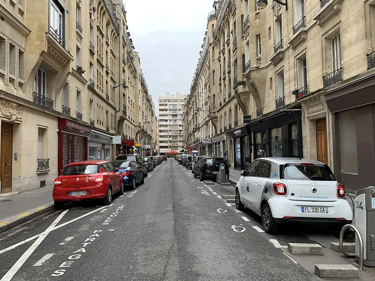 La rue Beaugrenelle, façades claires et voitures garées le long du trottoir