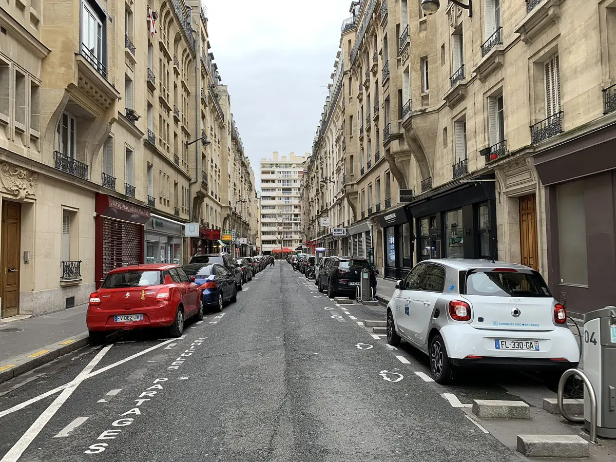 La rue Beaugrenelle bordée d’immeubles haussmanniens