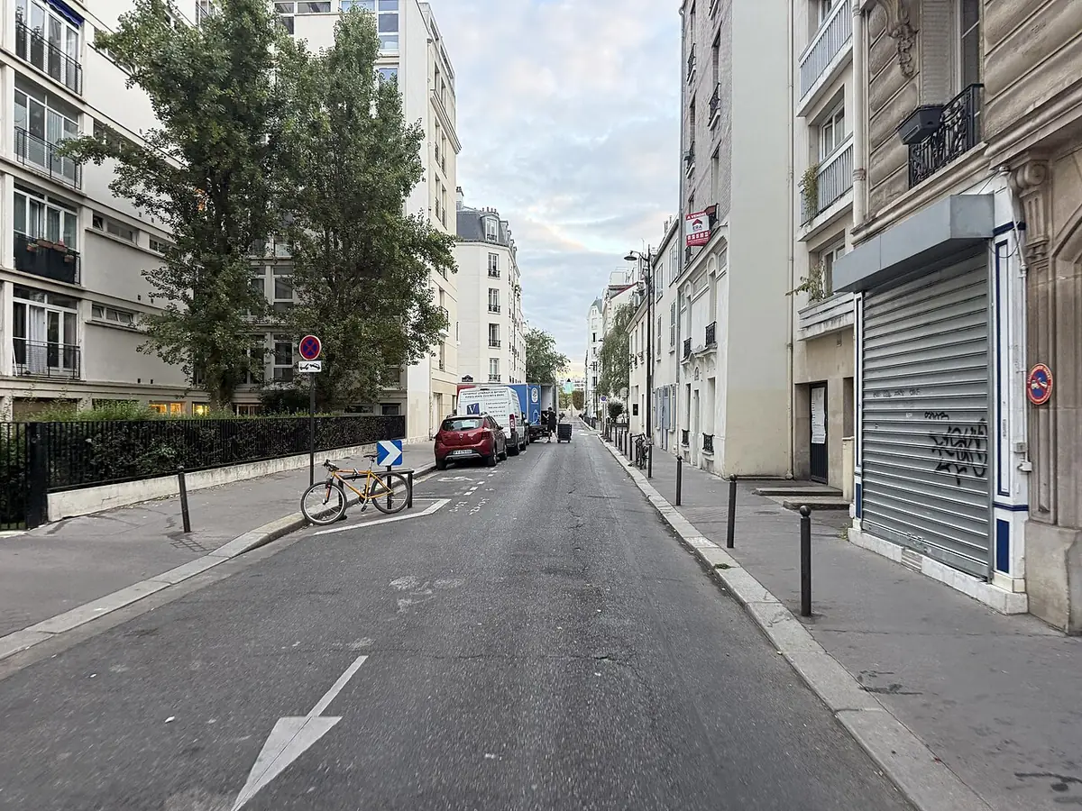 Une rue calme avec piste cyclable dans le quartier Javel