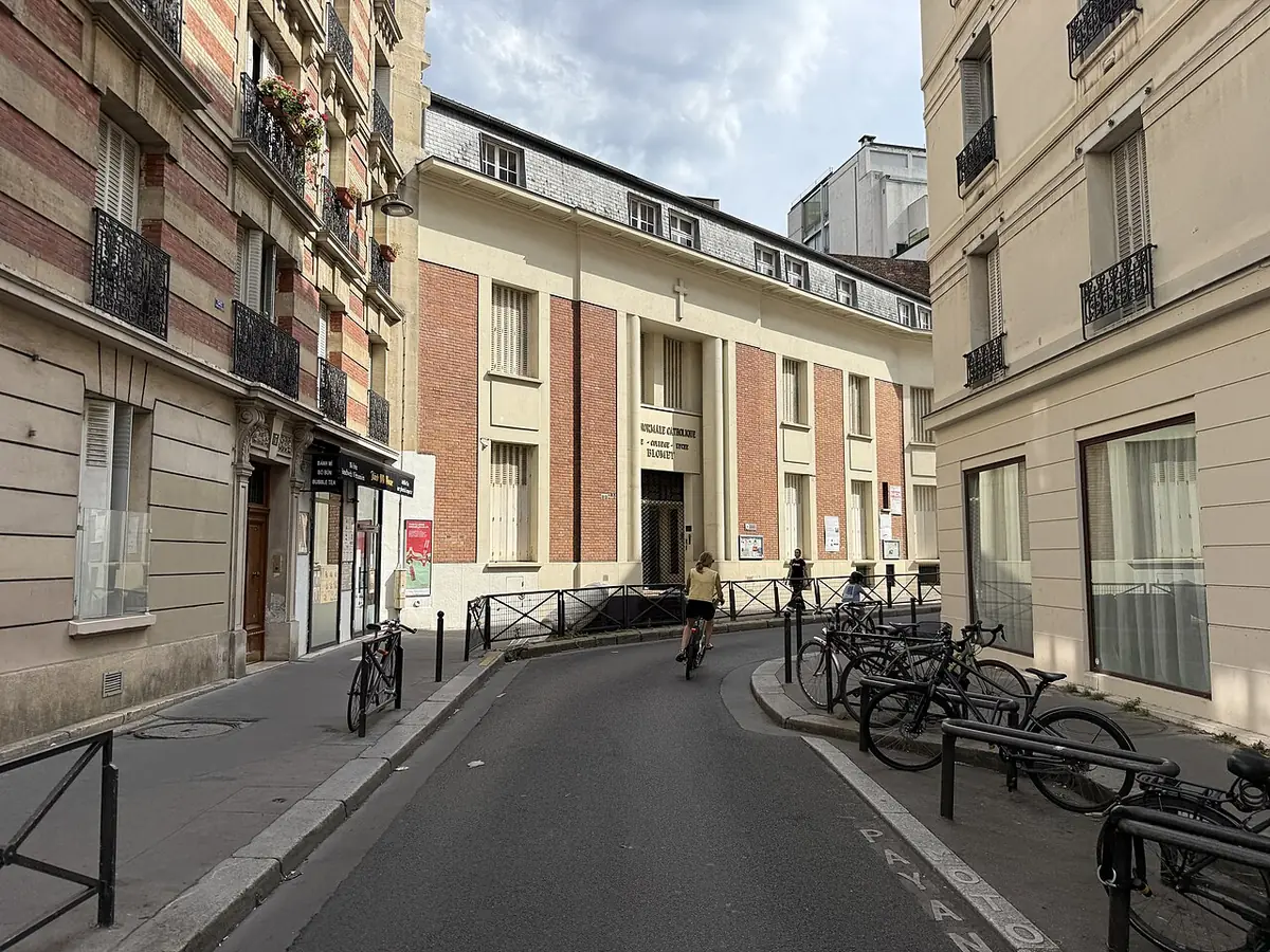 La rue Blomet, entre immeuble ancien et façade moderne