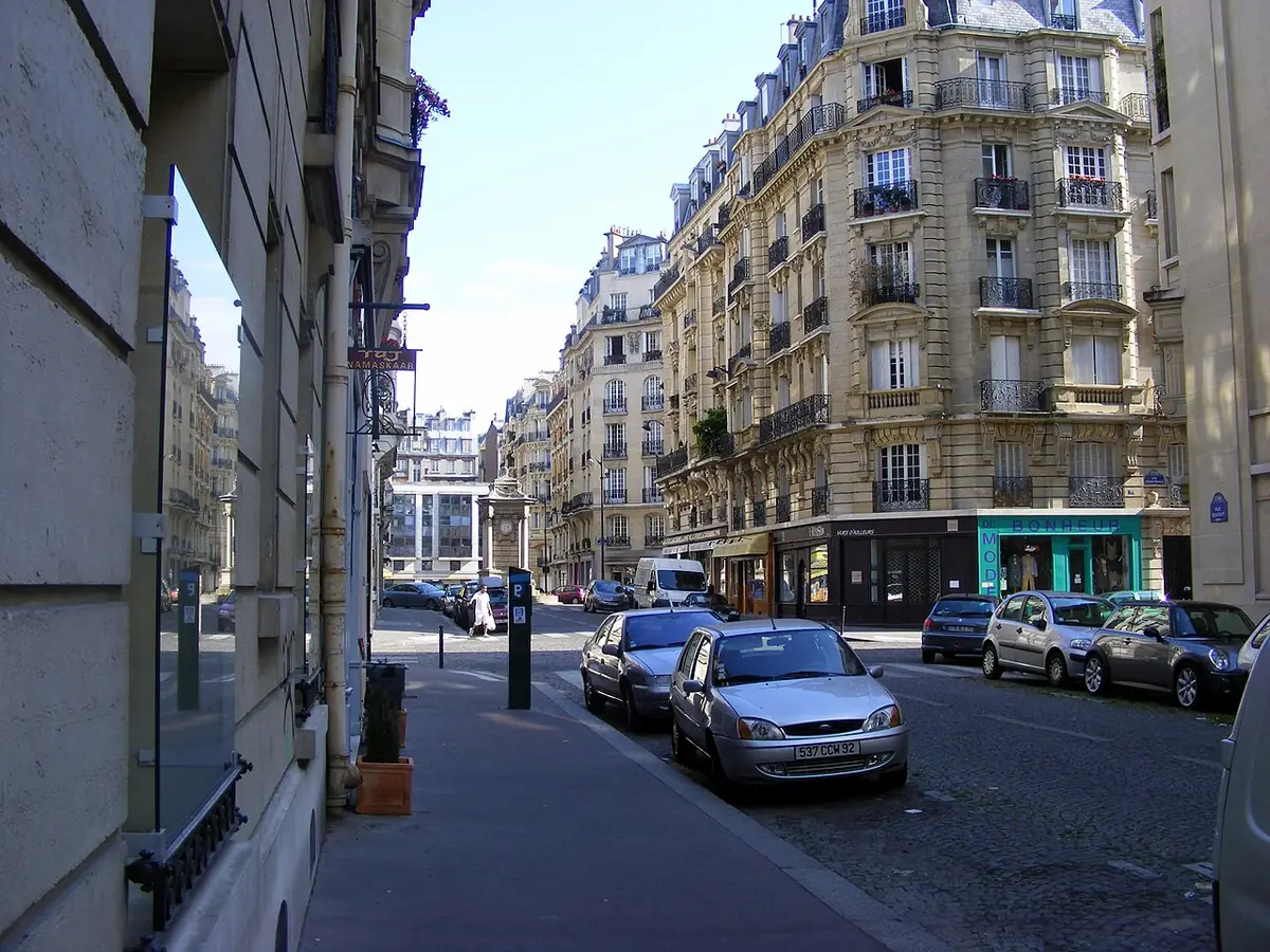 La rue Bouchut, calme et ensoleillée, bordée d’immeubles parisiens