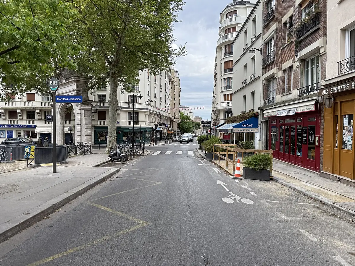 La rue Brancion, bordée d’arbres et de commerces