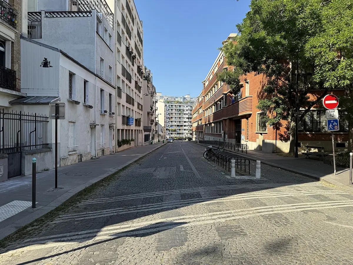 La rue de Cherbourg, large et bordée d’immeubles sous un ciel dégagé