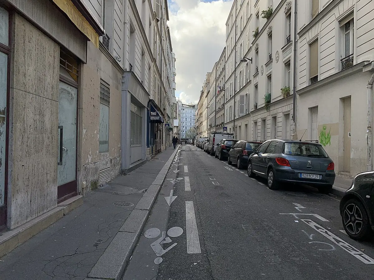 La rue de l’Avre, rue résidentielle bordée d’immeubles et de voitures