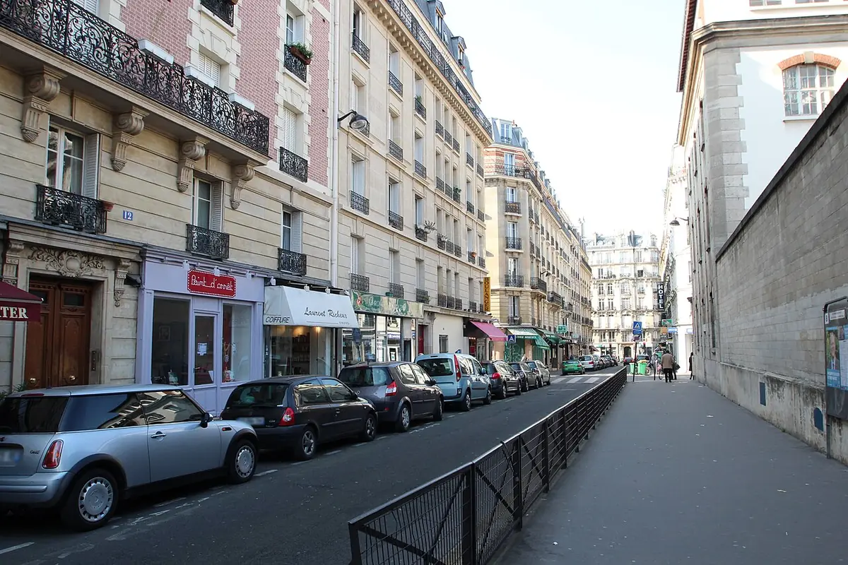 La rue des Volontaires bordée de voitures et d’immeubles