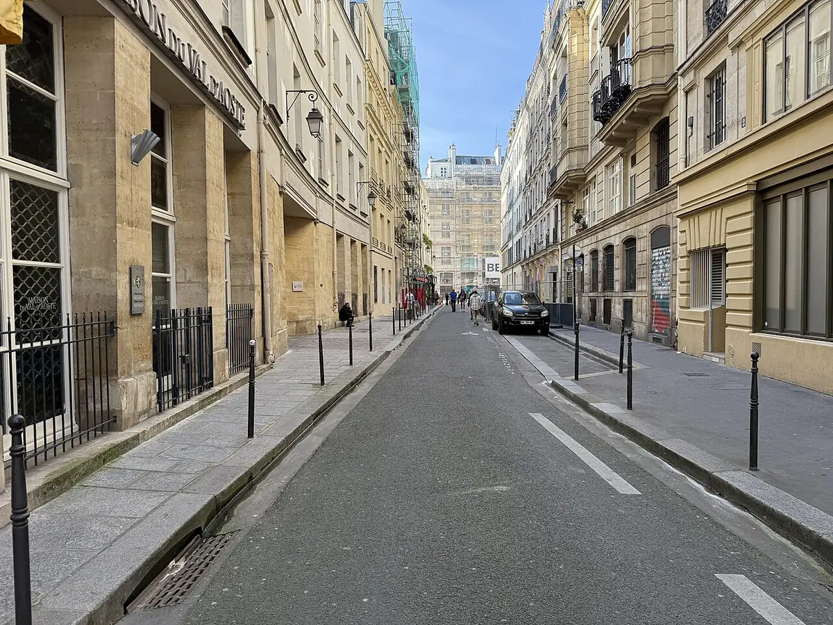 La rue des Deux-Boules, bordée d’immeubles haussmanniens