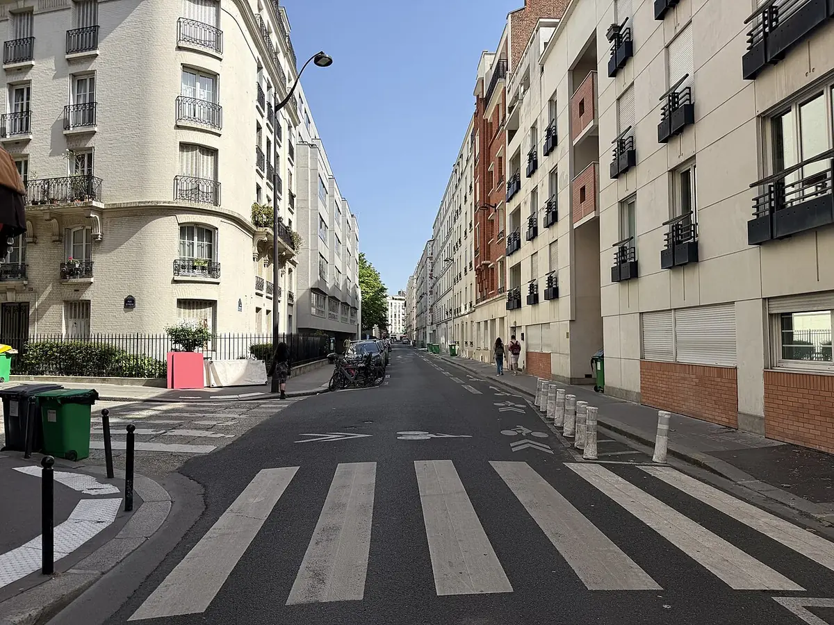 La rue Duranton, une rue calme bordée d’immeubles