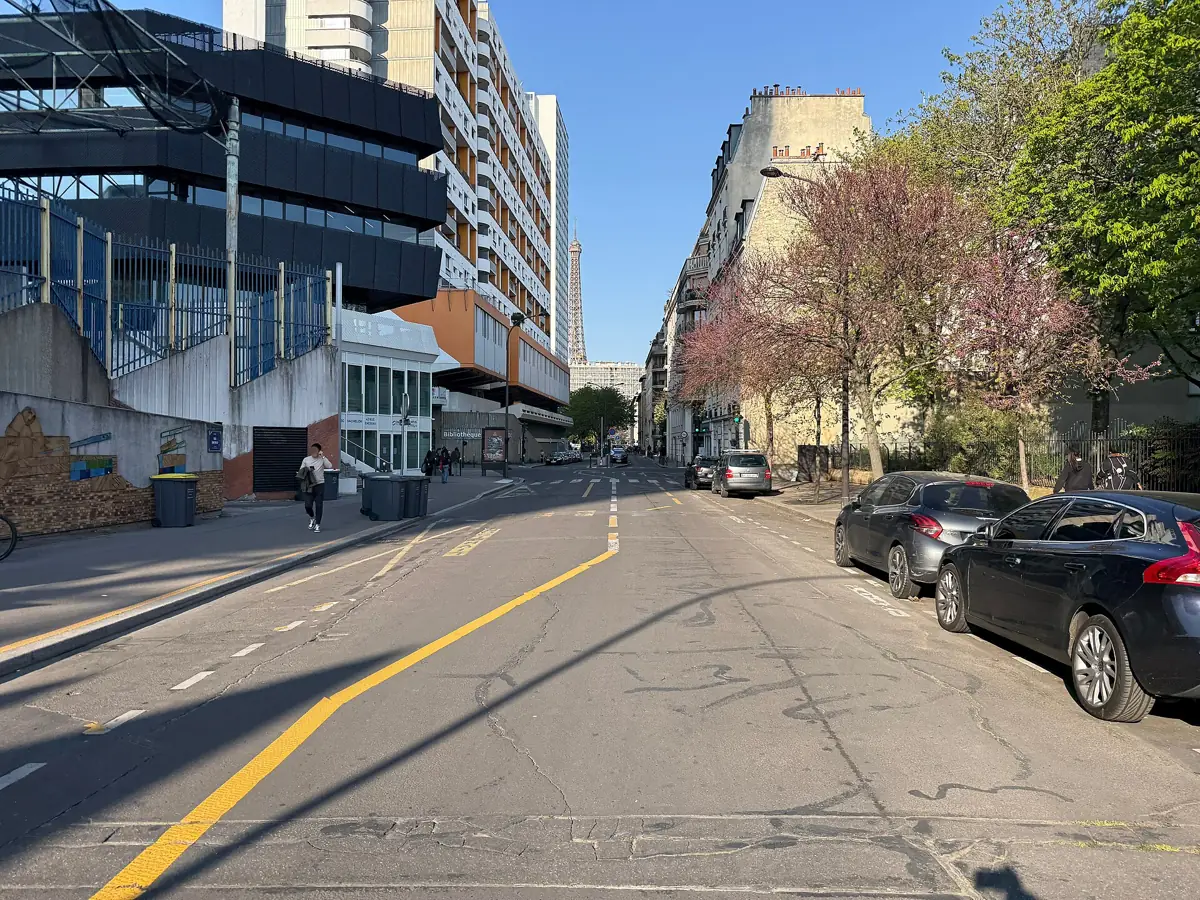 La rue Émeriau, entre immeubles modernes et bâti ancien
