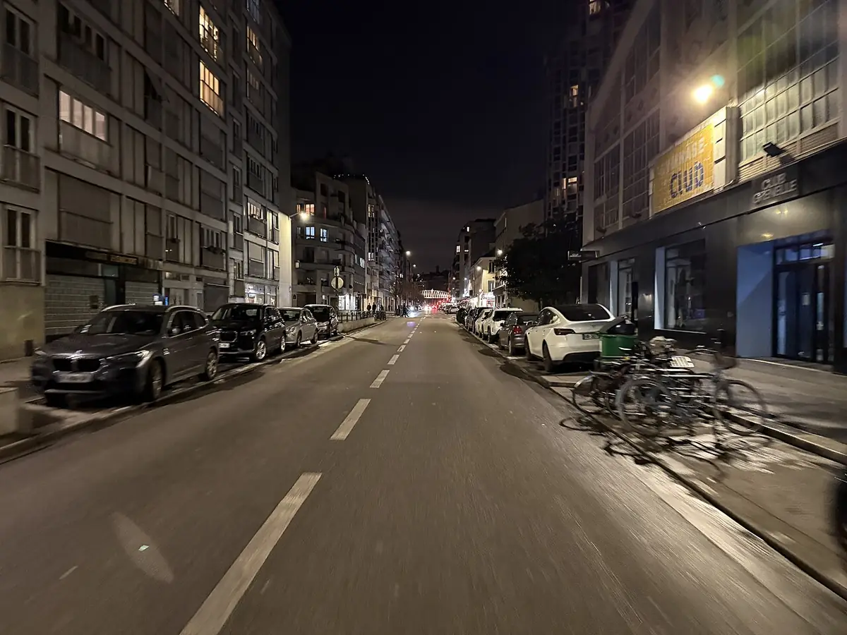 La rue Frémicourt de nuit, calme et éclairée par les lampadaires