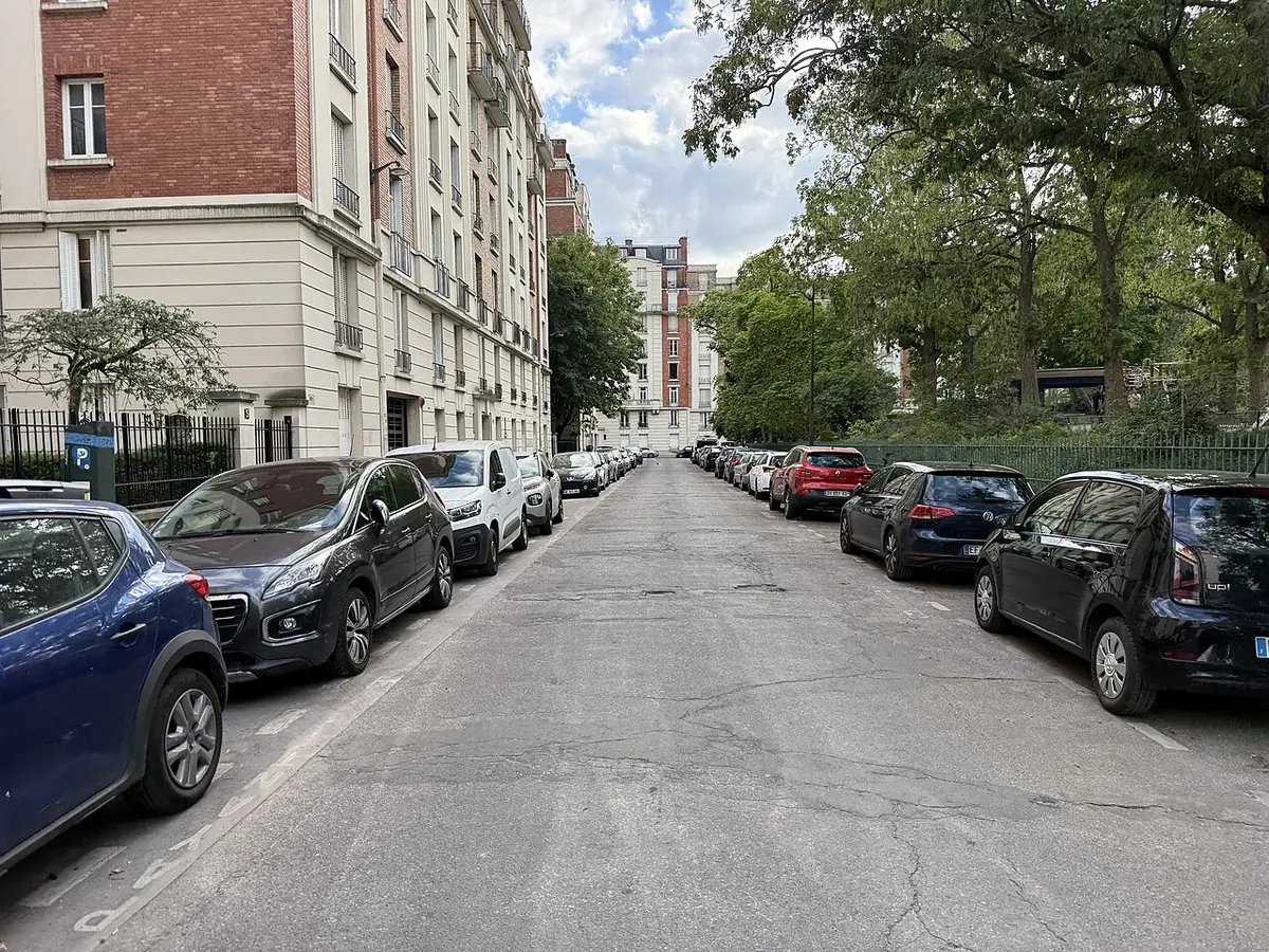 La rue Jean-Formigé, résidentielle et peu passante