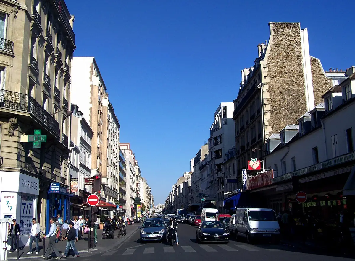 La rue Lecourbe à l’angle de la rue Cambronne, commerces et passants
