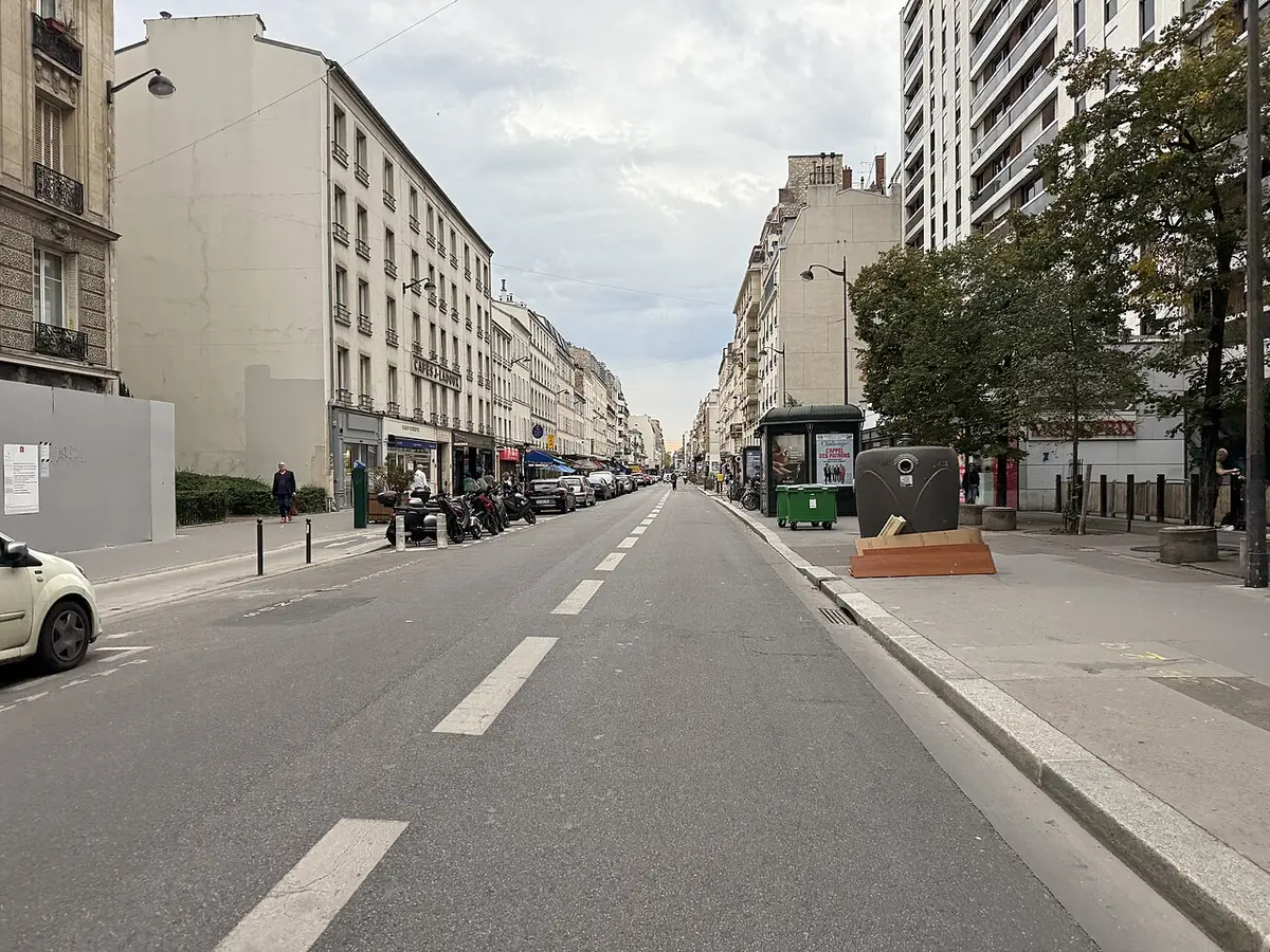 La rue Lecourbe, large avenue bordée d’immeubles parisiens