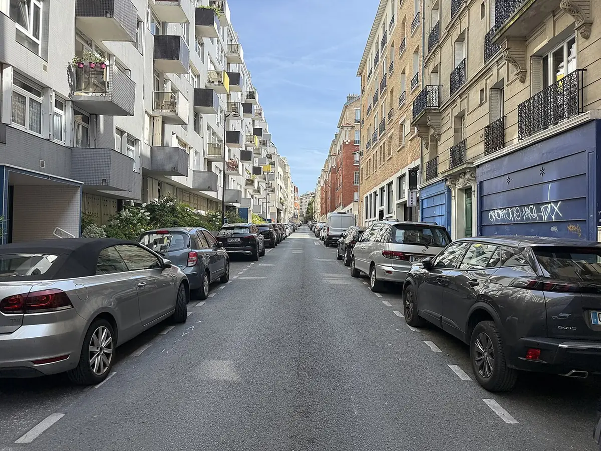 La rue Mathurin-Régnier, bordée d’immeubles modernes