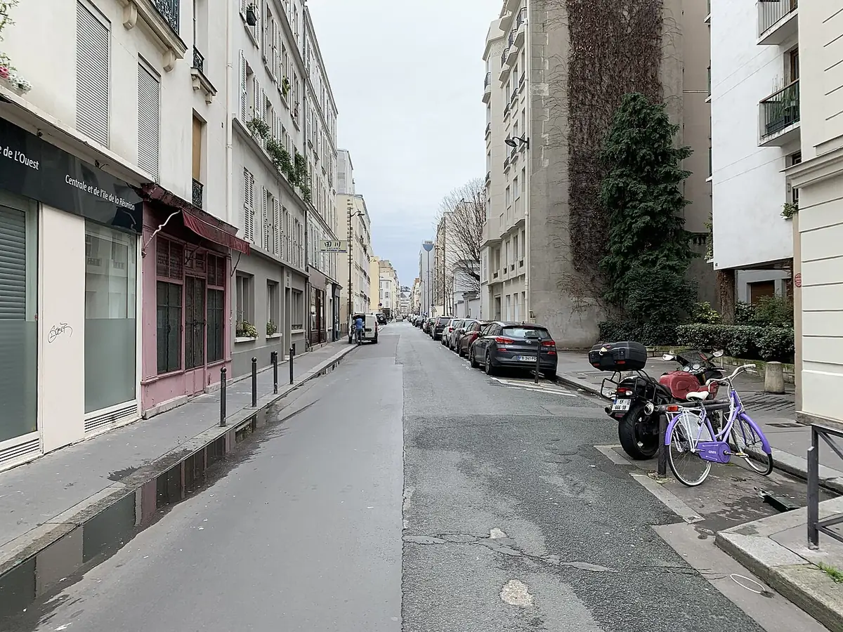 La rue Rouelle, calme et bordée d’immeubles