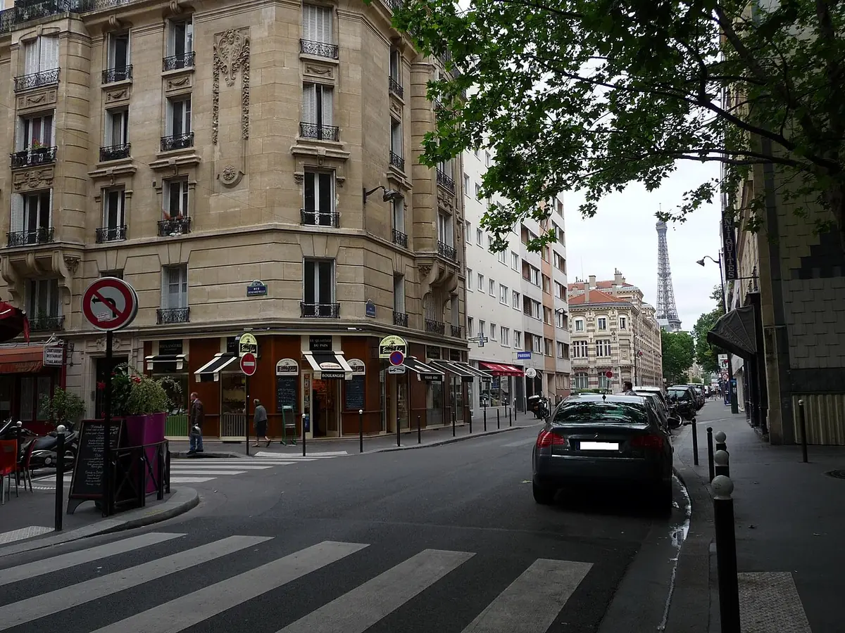 Une rue calme avec vue sur la tour Eiffel au loin