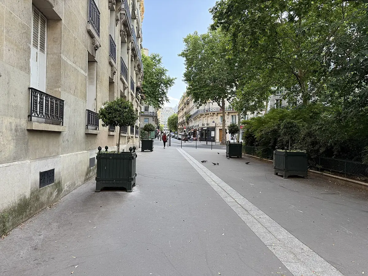La rue Stanislas bordée d’arbres et d’immeubles haussmanniens