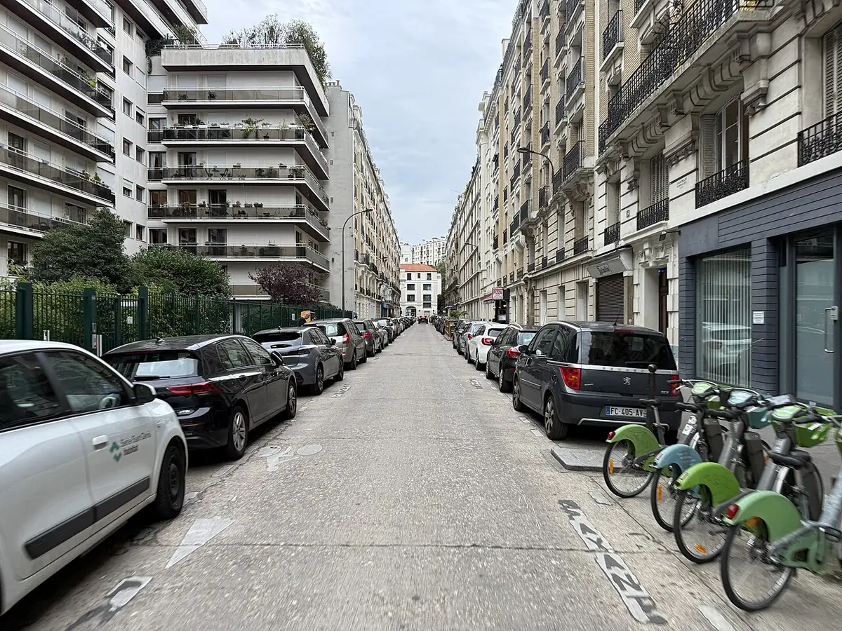 La rue Vasco de Gama bordée d’immeubles et de vélos en libre-service