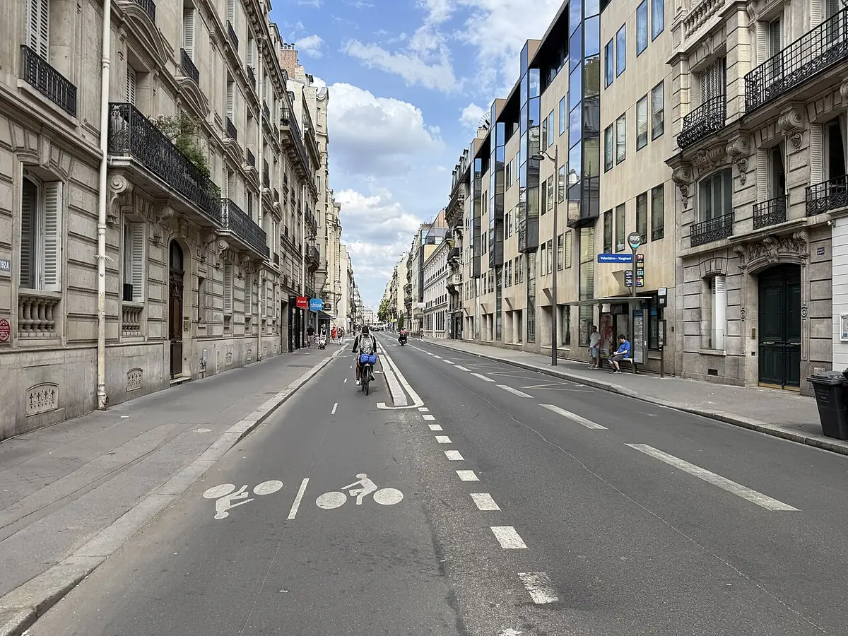 La rue de Vaugirard, large et bordée d’immeubles parisiens