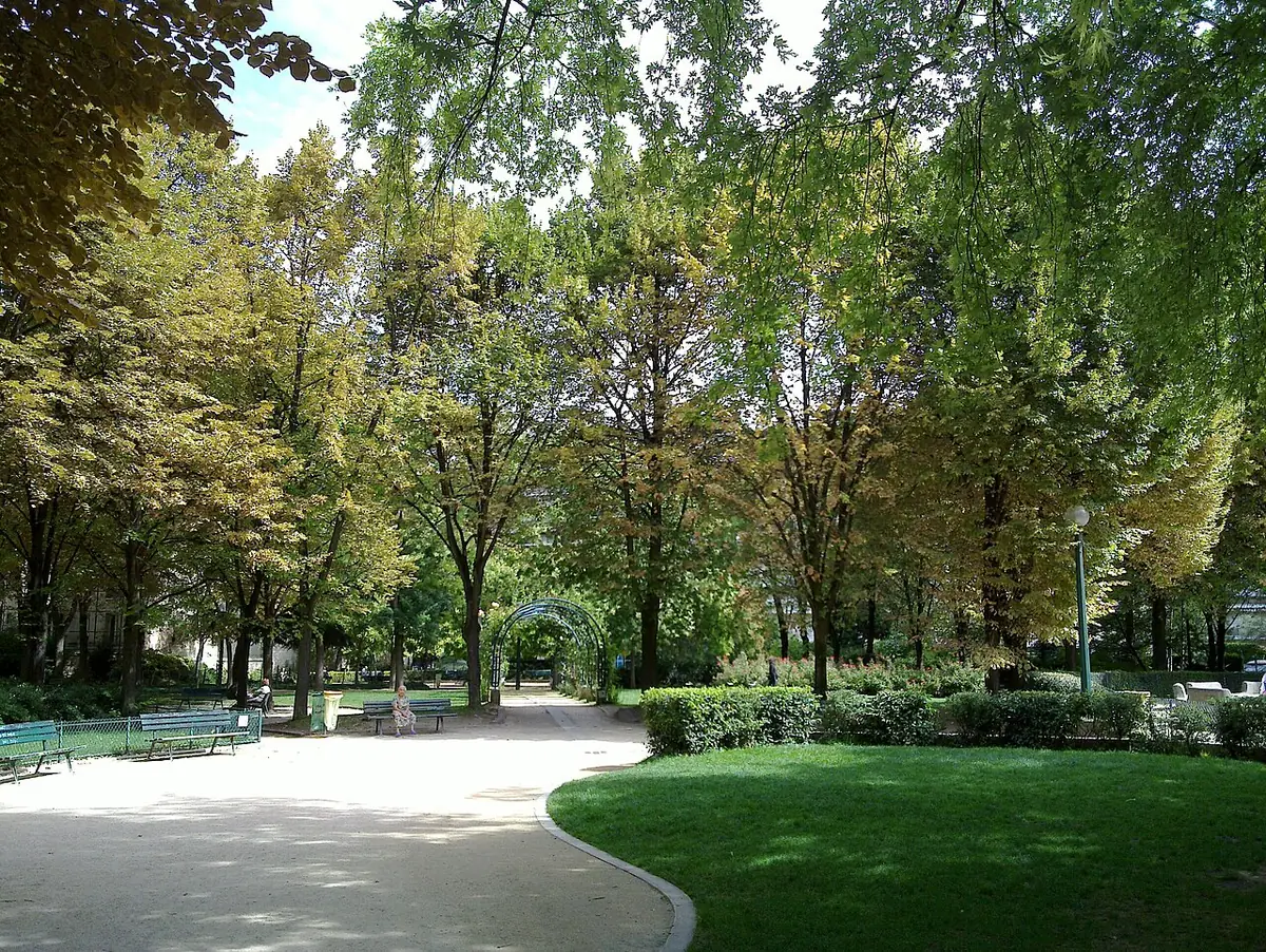 L’allée du square du Clos-Feuquières, pelouses et arbres