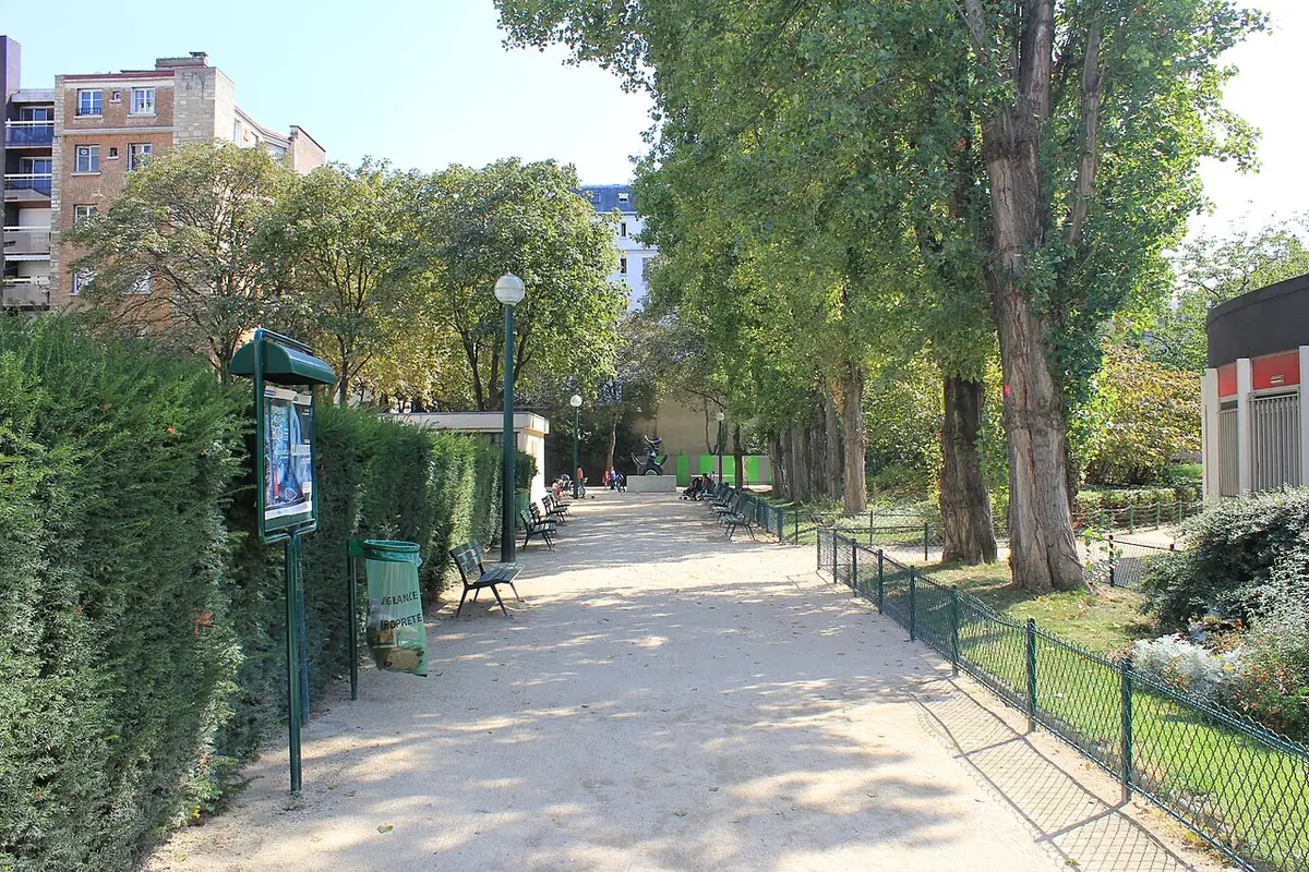 L’allée du square de l’Oiseau lunaire, entre pelouses et arbres