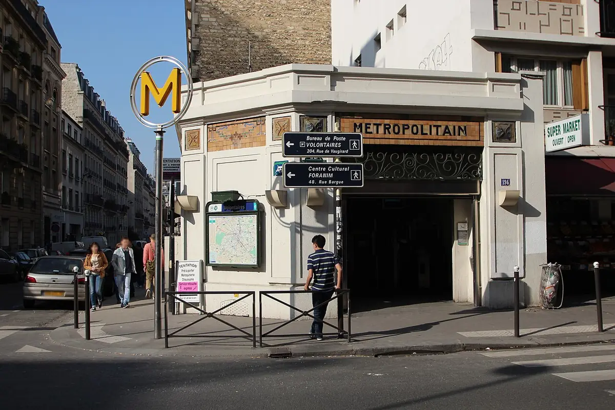 L’entrée du métro Volontaires, passants et panneaux directionnels