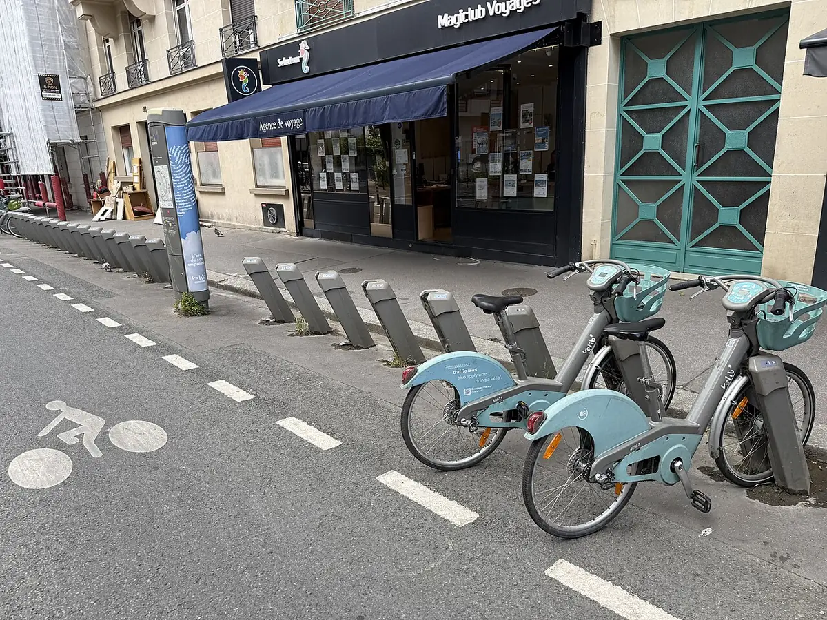 Une station Vélib’ rue Saint-Amand, devant des commerces de quartier