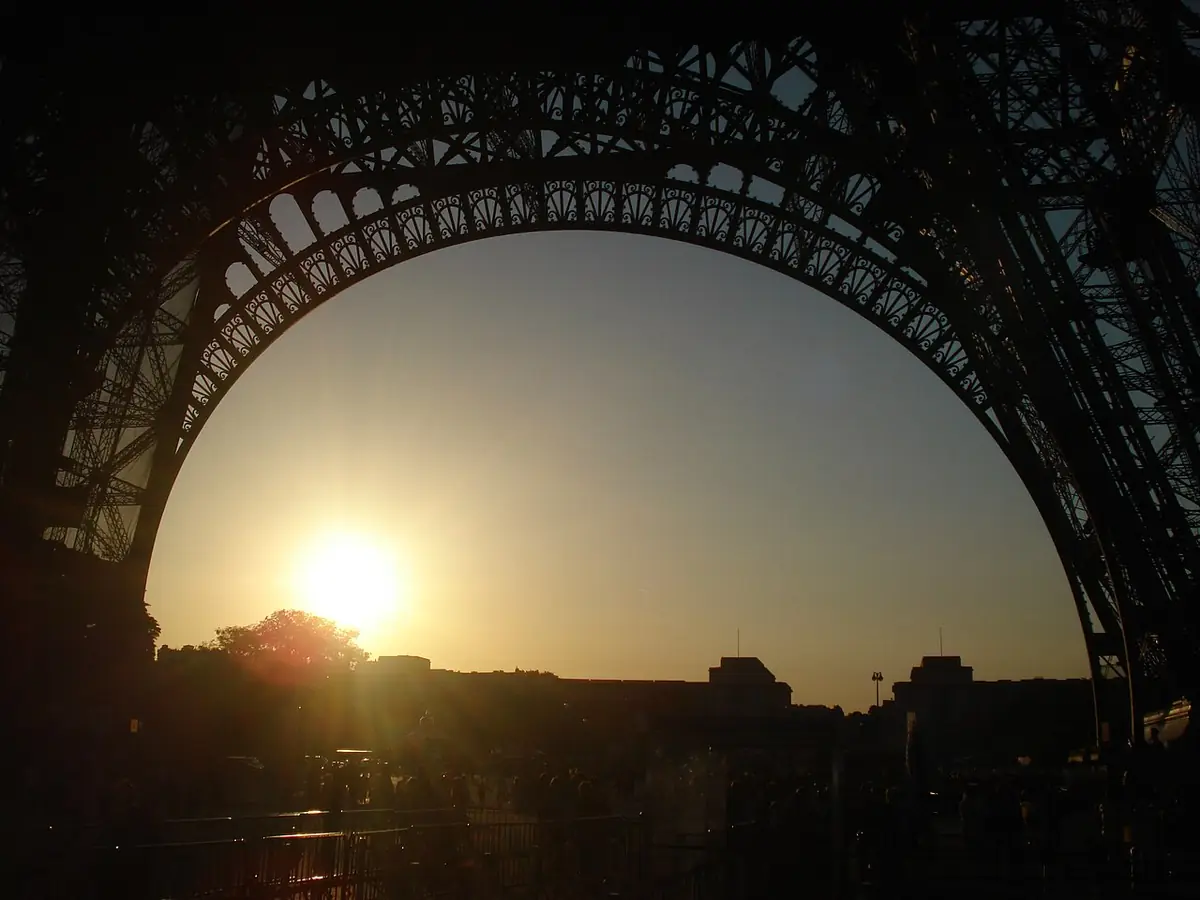 Le coucher de soleil sur la tour Eiffel, vue depuis le Champ-de-Mars