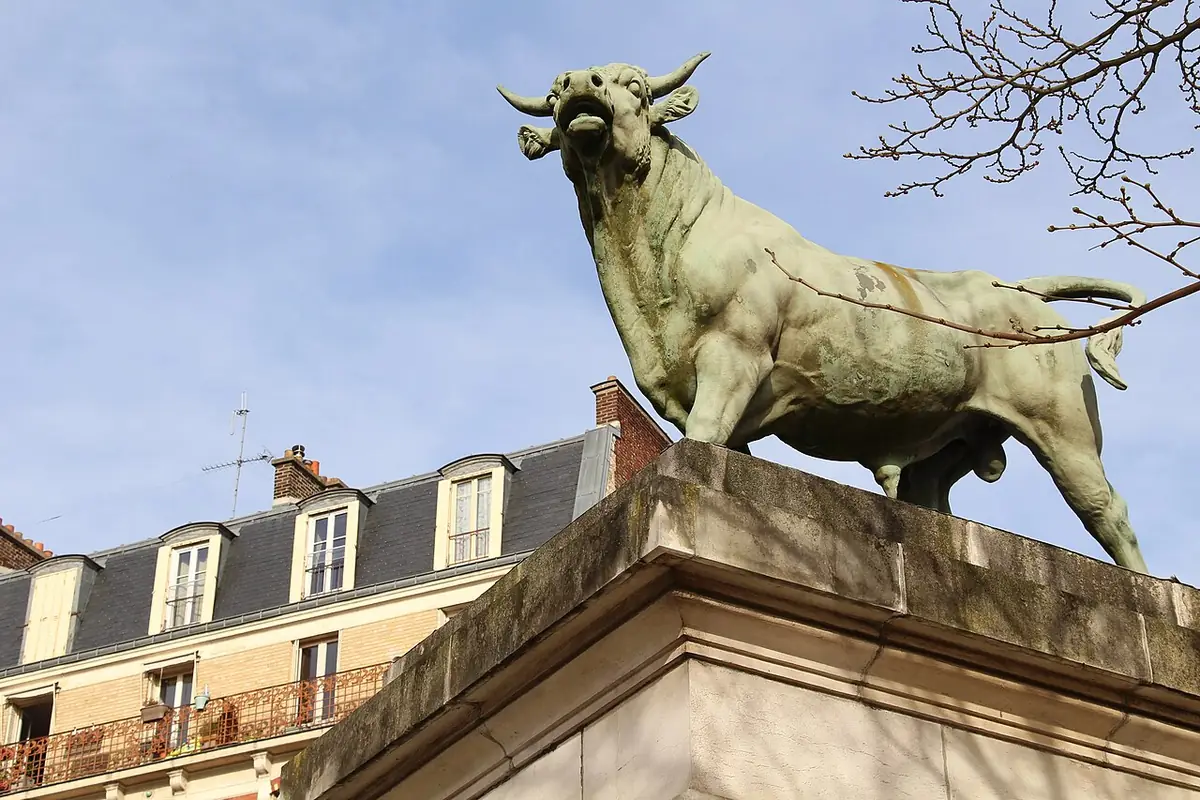 La sculpture du Taureau d’Isidore Bonheur, à l’entrée du parc Georges-Brassens