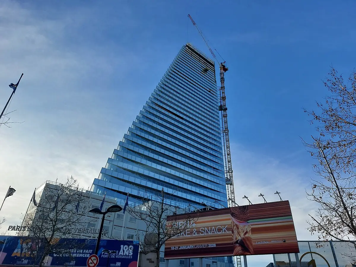 La tour Triangle en construction, silhouette futuriste à Porte de Versailles