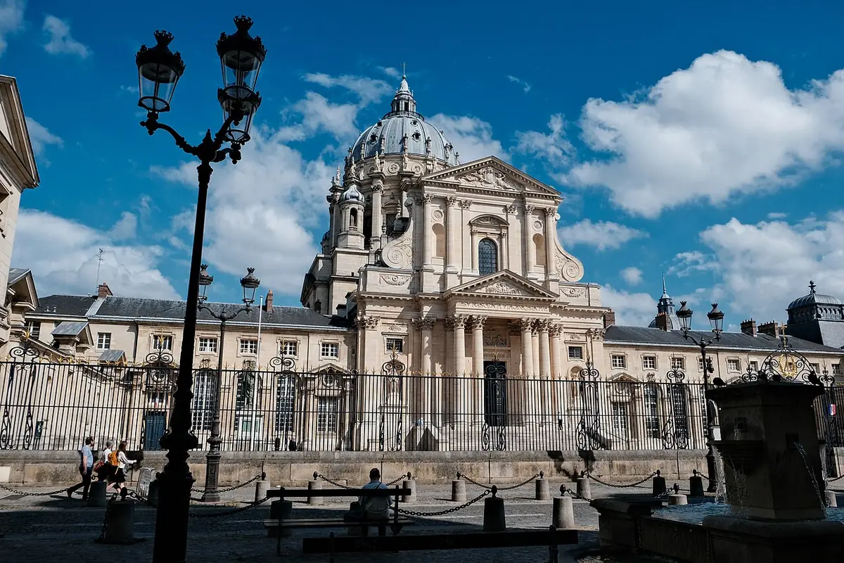 Le dôme baroque de l’église du Val-de-Grâce à Paris