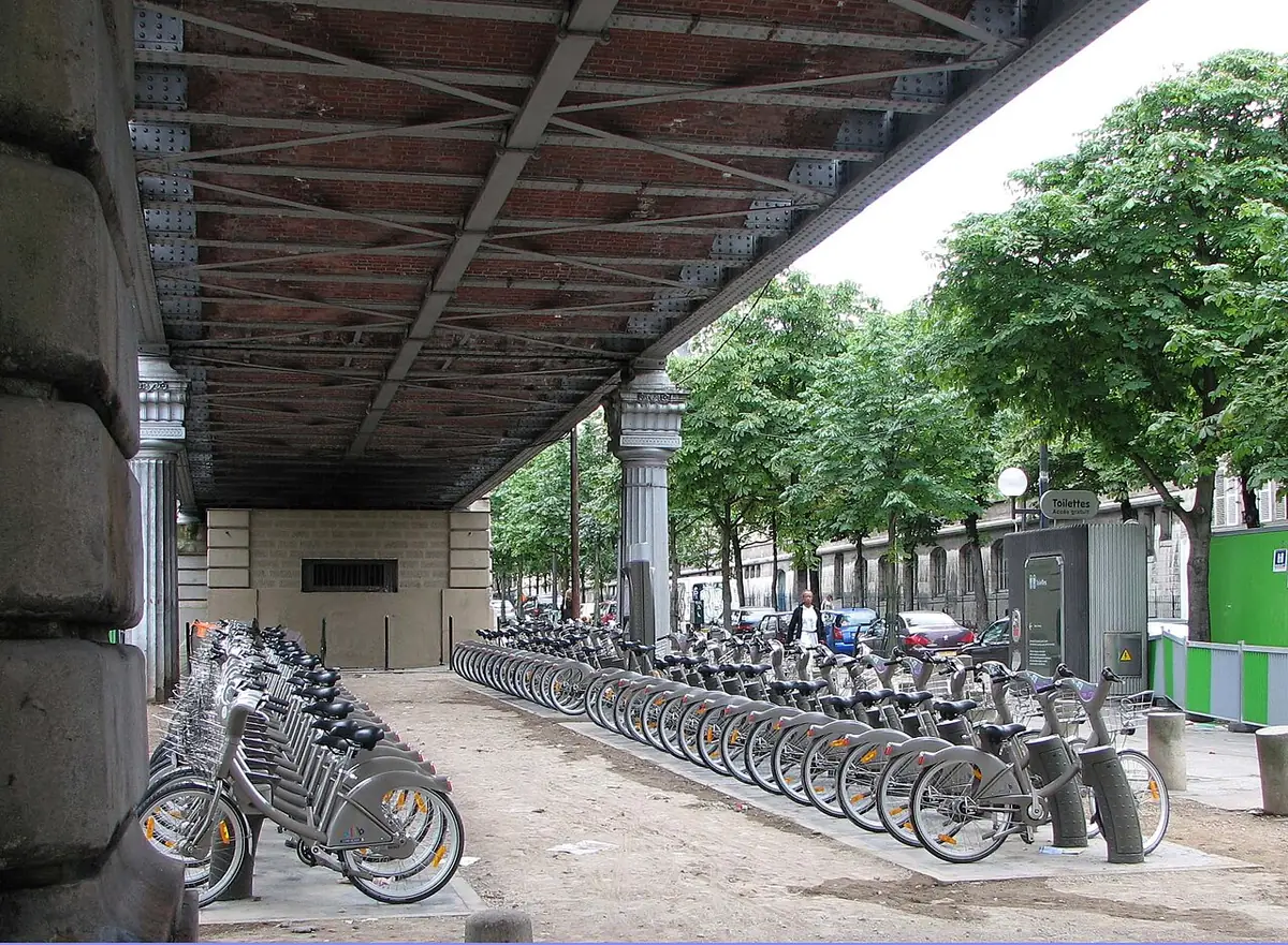 Station Vélib’ sous le métro aérien, quartier Falguière-Pasteur